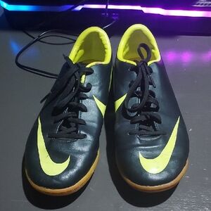 💚2/$20 Or 4/$30 Nike Mercurial Victory III size 5.5 Y Sneakers